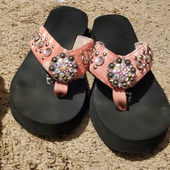 2 Pairs of Rhinestone Flip Flops Grazie & Hidensole - Picture 3 of 6